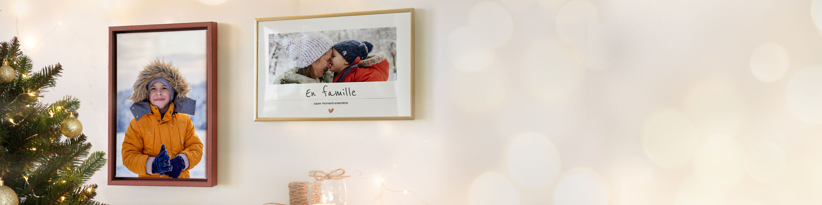 Une pièce décorée pour Noël avec un sapin et une photo encadrée d'enfants heureux.