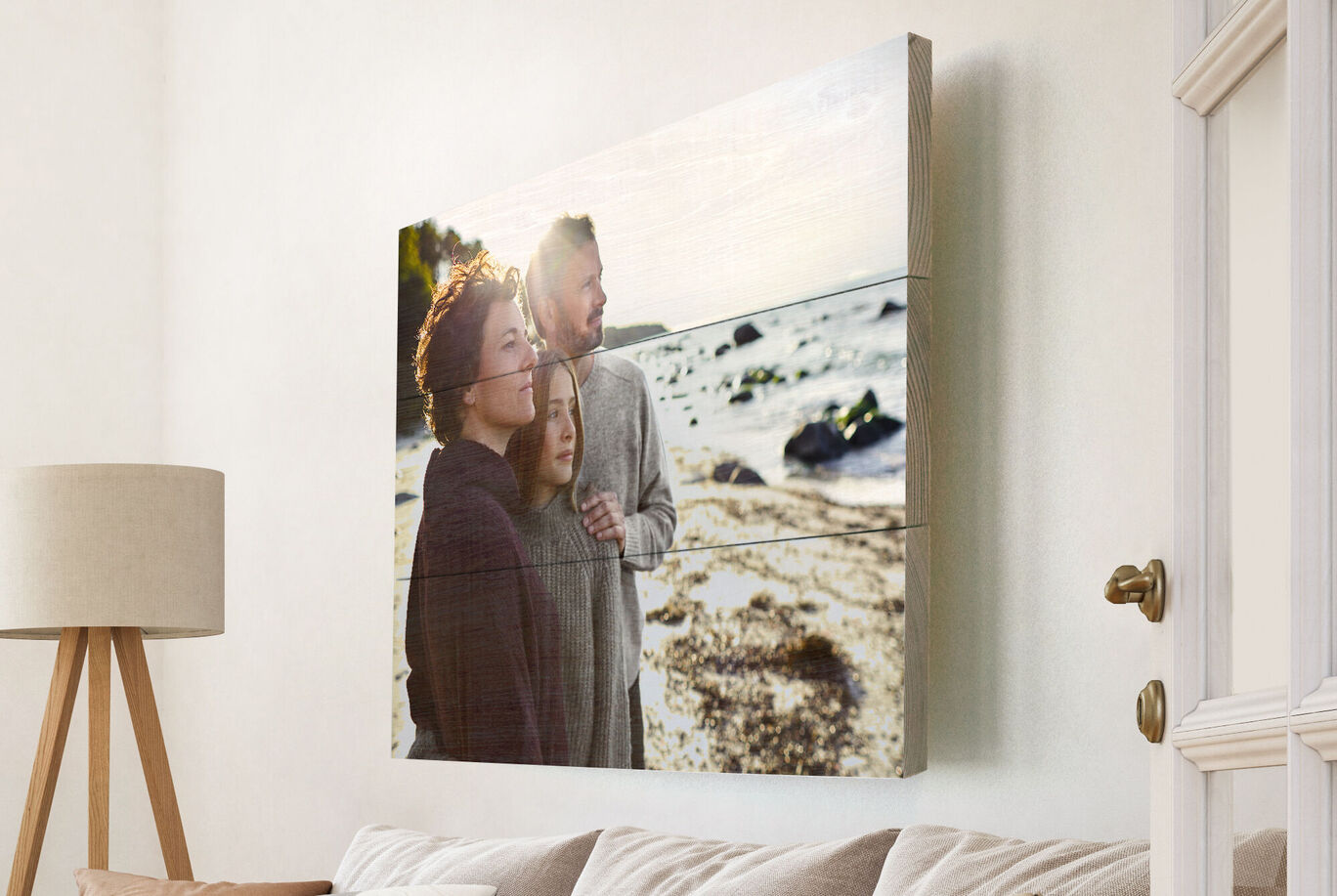 Une belle image murale d'un couple sur la plage partageant des moments précieux.