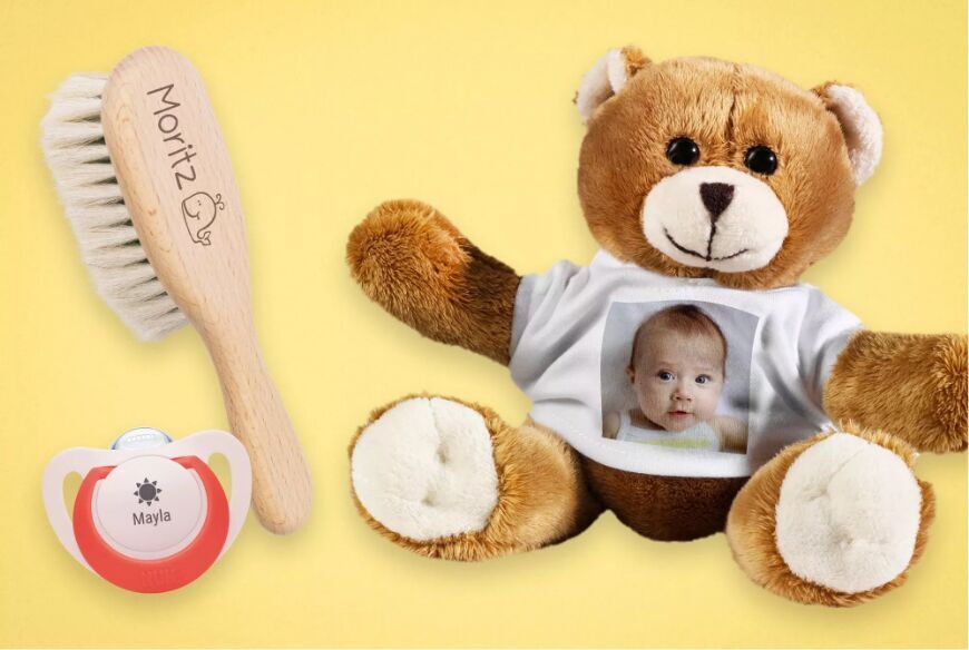 Teddy doux avec t-shirt et poupée, brosse à cheveux pour bébé et tétine à côté.