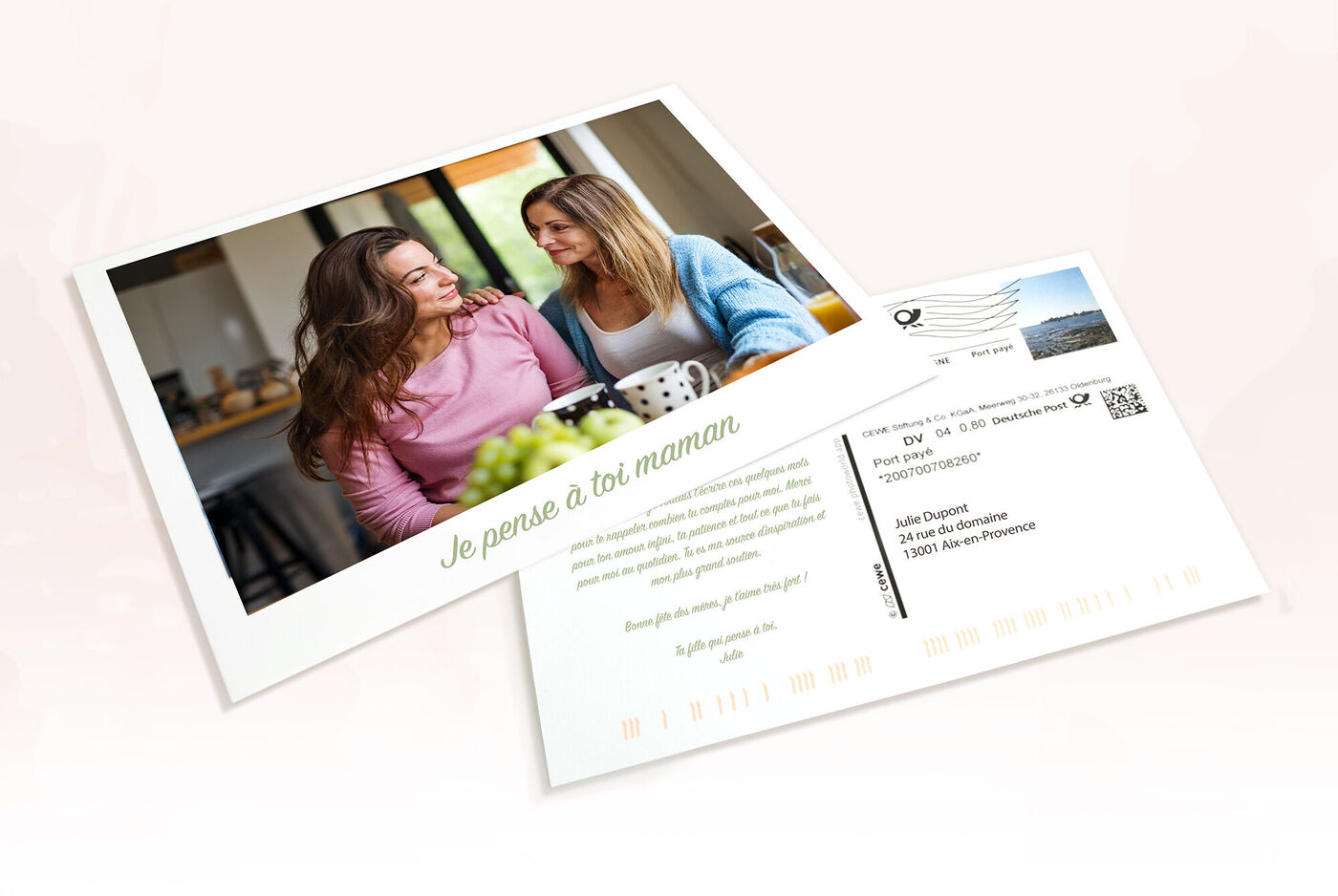 Deux femmes sourient et profitent d'un moment ensemble dans un espace convivial