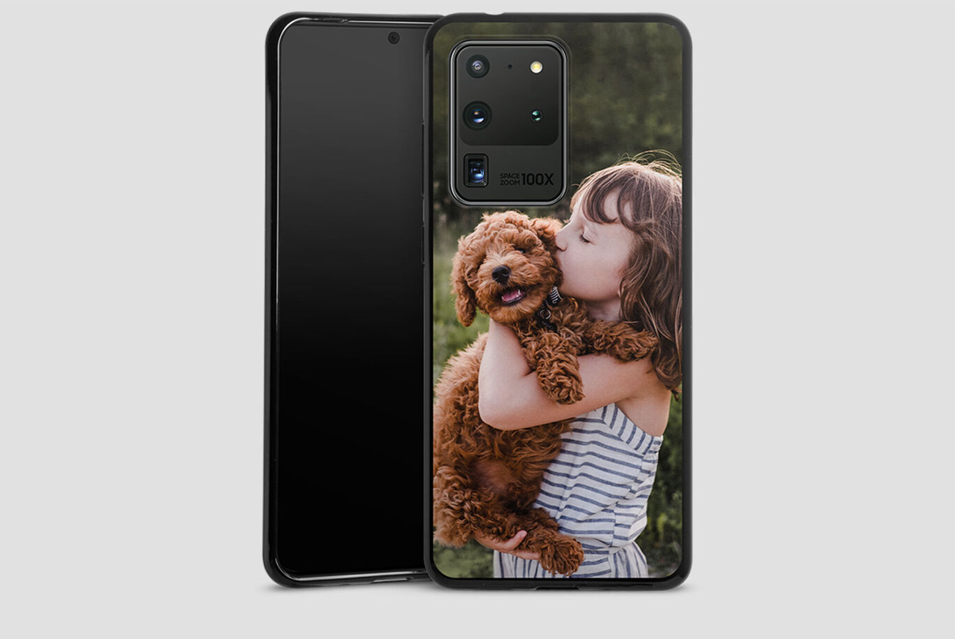 Une fille tient un chien marron dans ses bras, tous deux rayonnent de joie.