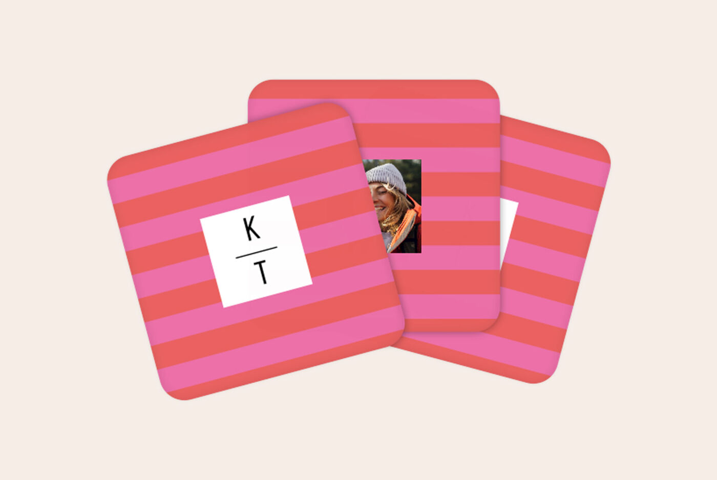 Trois magnets photo rectangulaires roses posés en éventail avec lettres et portrait personnalisé
