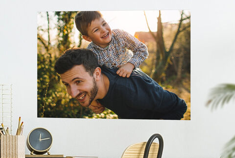 Un père portant son fils sur son dos, profitant d'une belle journée ensoleillée ensemble.