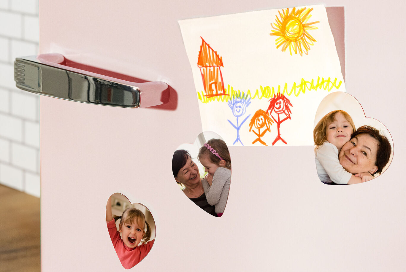 Des cœurs colorés avec des photos et un portrait d'enfant collent à un réfrigérateur.