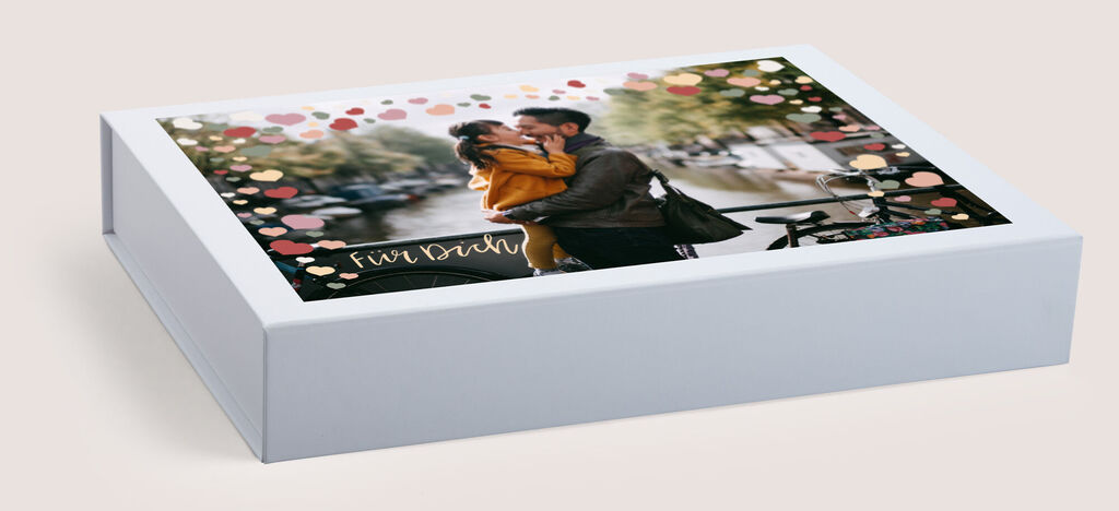 Boîte cadeau avec une photo romantique et des cœurs colorés.