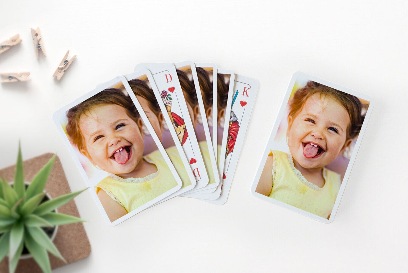 Un agencement de cartes colorées montrant un enfant joyeux.