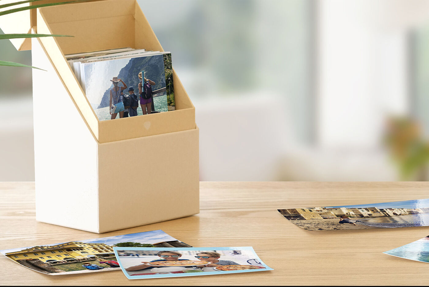 Une boîte décorative avec des photos sur une table au premier plan.