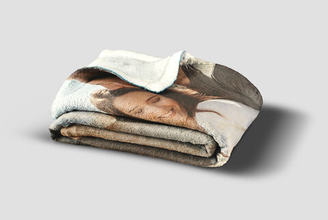 Couverture pliée avec une photo de personnes heureuses souriant ensemble.