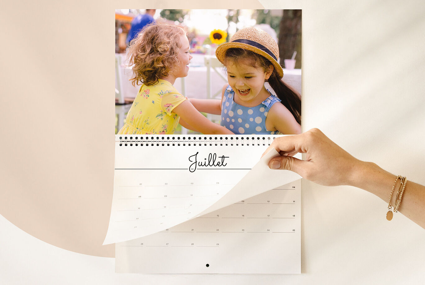 Un moment heureux entre deux enfants parlant en été autour d'une table avec des tournesols.
