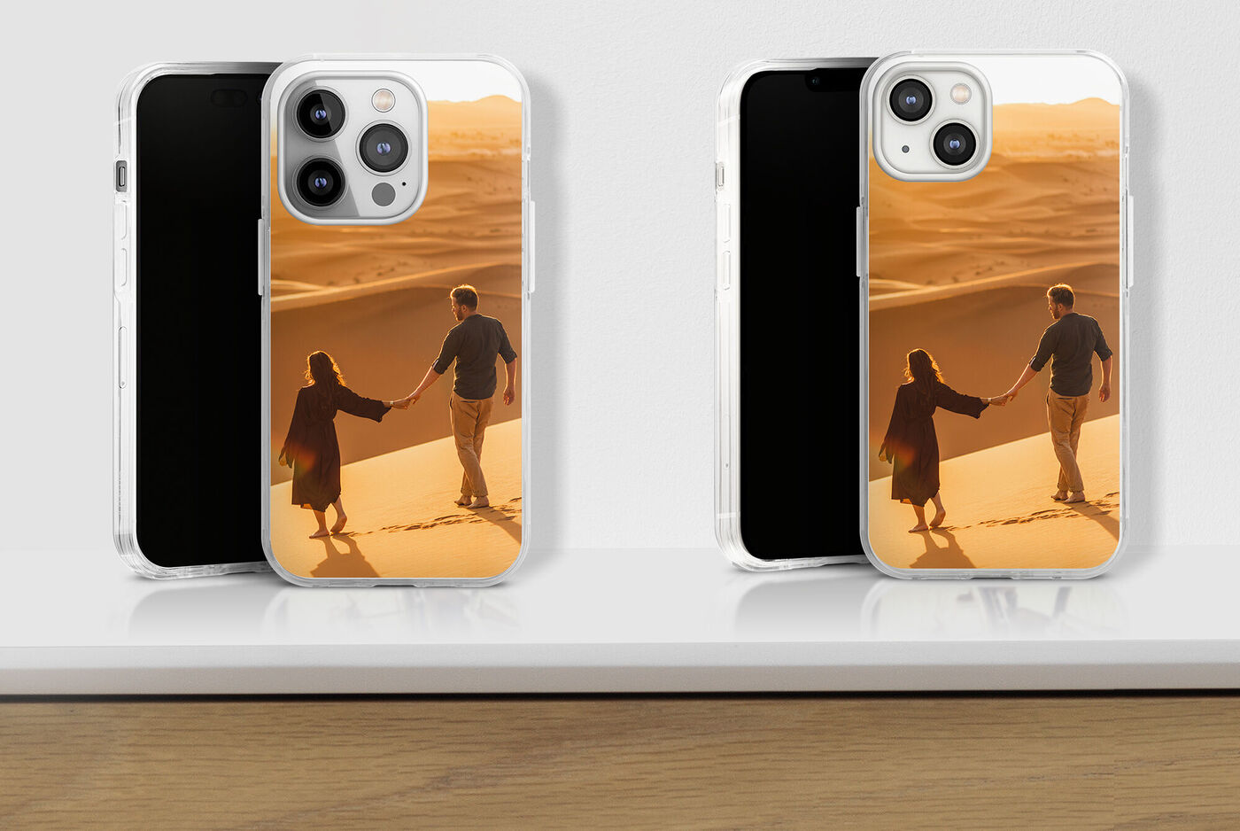 Deux smartphones avec des coques personnalisées sur une surface de table, photos d'un couple dans le désert.