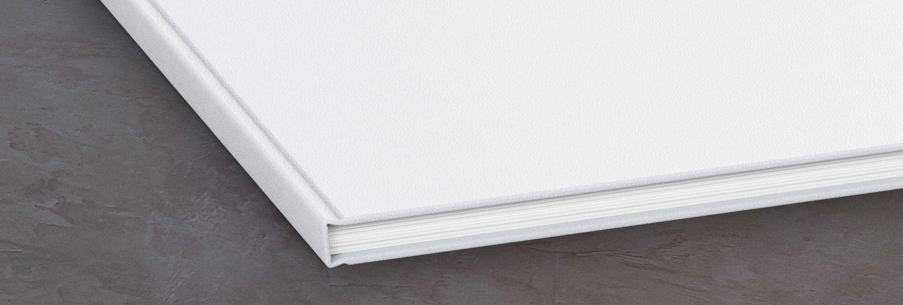 Gros plan d'un livre photo CEWE blanc sur fond gris