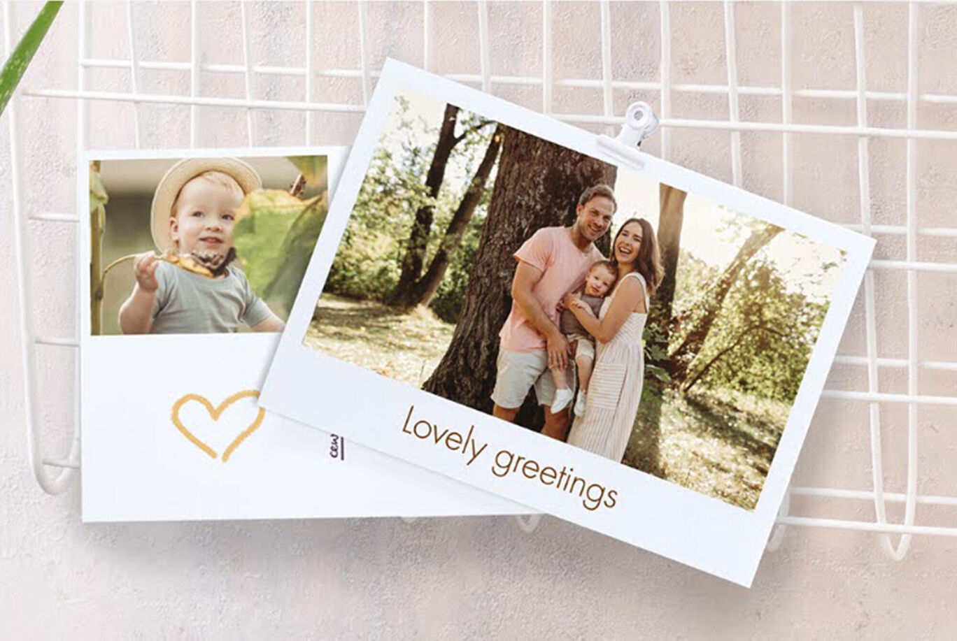 Un couple aimant en plein air, entouré d'arbres, avec le texte amical "Salutations affectueuses"