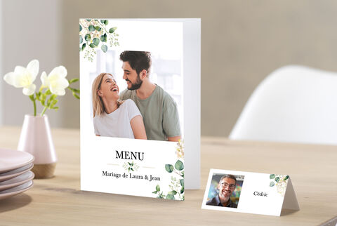 Menu de mariage avec un design floral et une étiquette avec les noms.