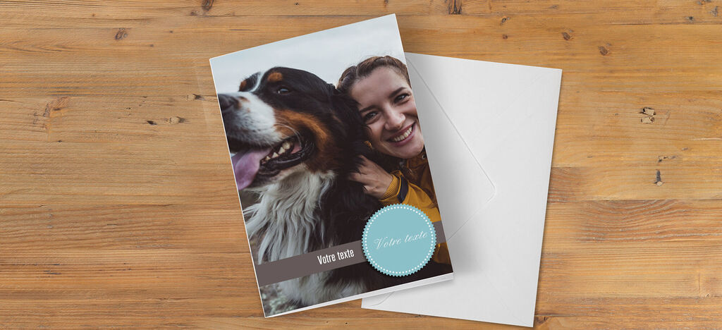 Une carte de vœux affectueuse avec un chien et un humain ensemble. Message chaleureux sur la carte.