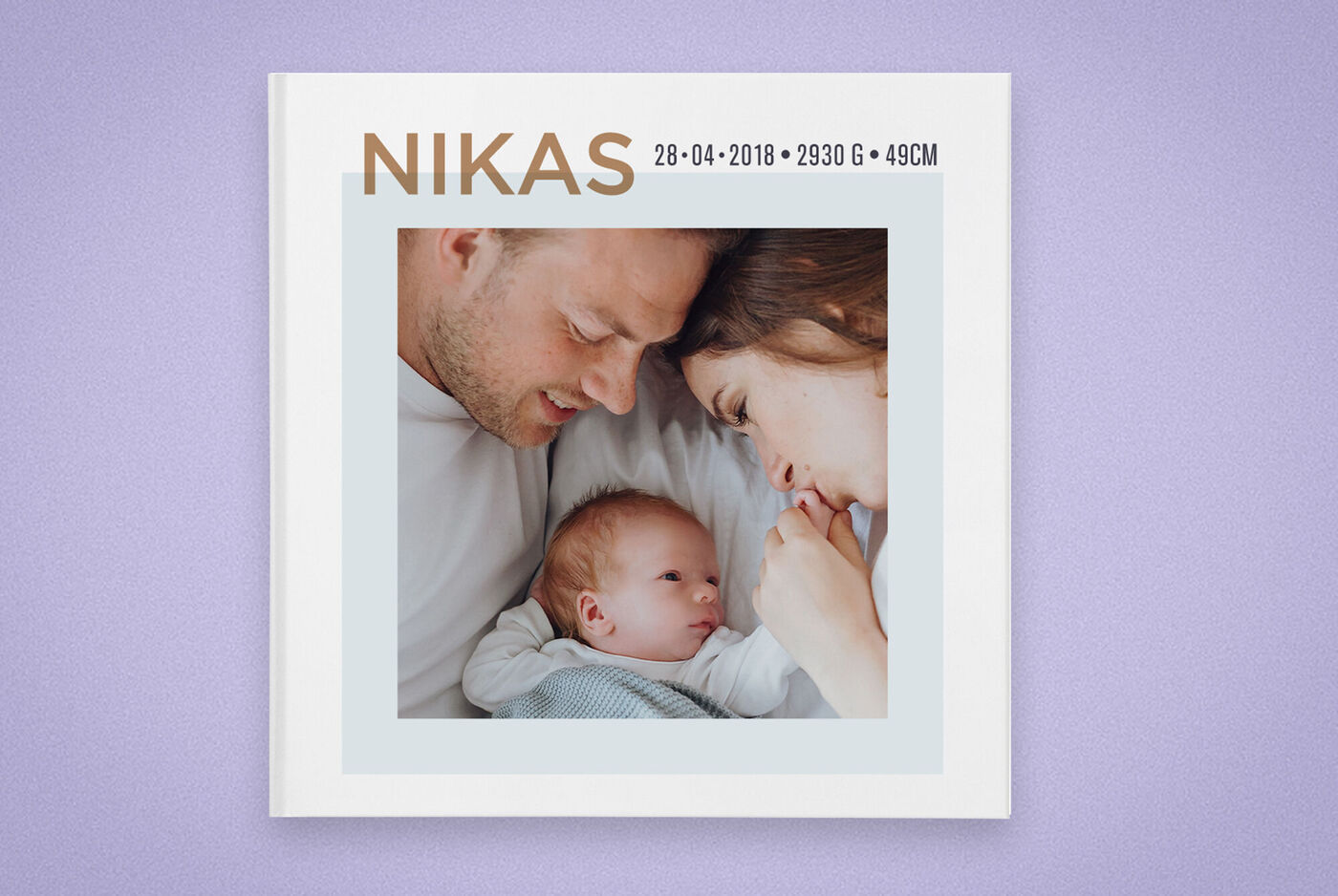 Visage d'un parent tenant un bébé dans un moment affectueux. CEWE PHOTOBOOK