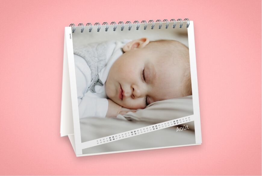 Un calendrier photo conçu avec amour, montrant une photo de bébé et le mois d'août.