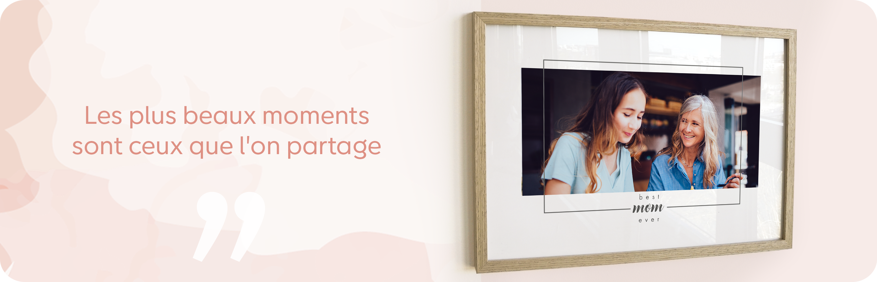 Deux femmes profitent d'un moment ensemble dans un cadre moderne.