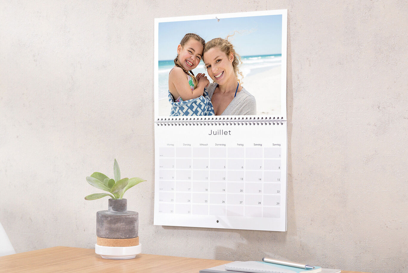 Un beau calendrier photo montre des photos de vacances et un calendrier mensuel.