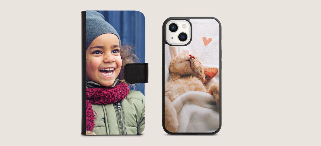 Coque de téléphone avec un chat endormi et des cœurs.