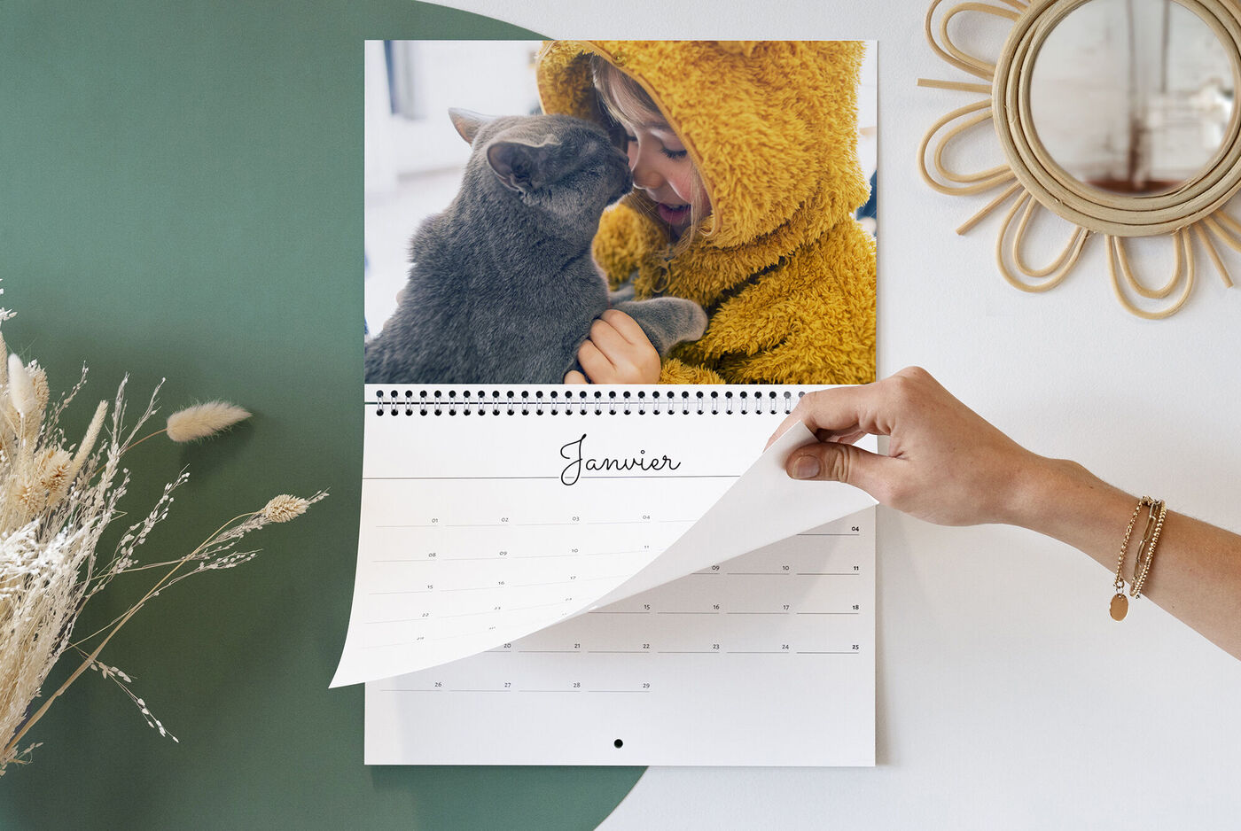 Femme étreignant son chat sur une page de calendrier de janvier
