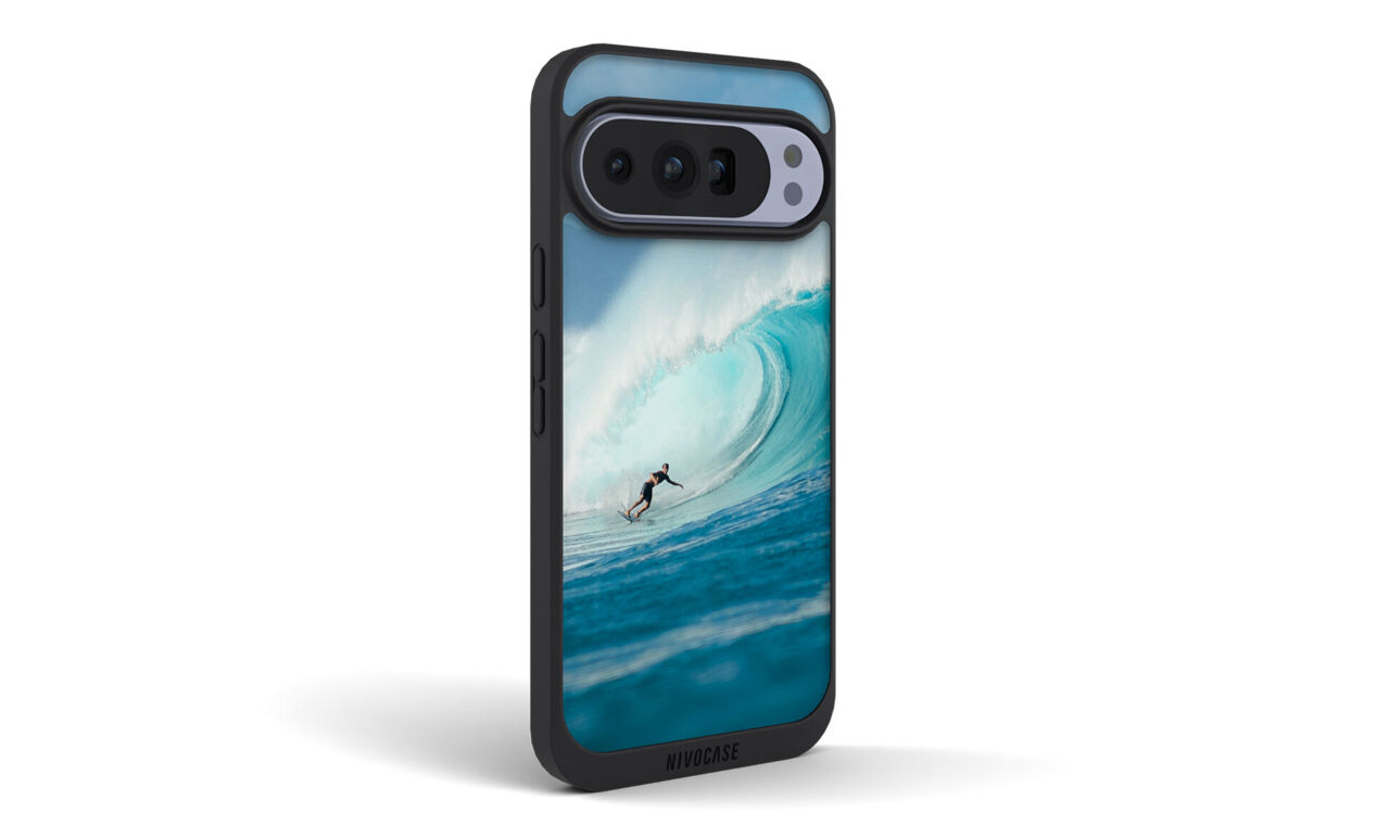 Coque de téléphone Google personnalisée avec un surfeur dans une immense vague bleue