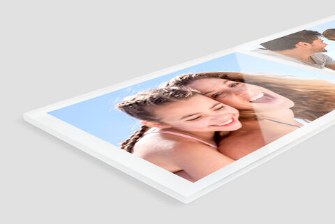 Deux femmes heureuses s'enlacent sur la plage en riant.