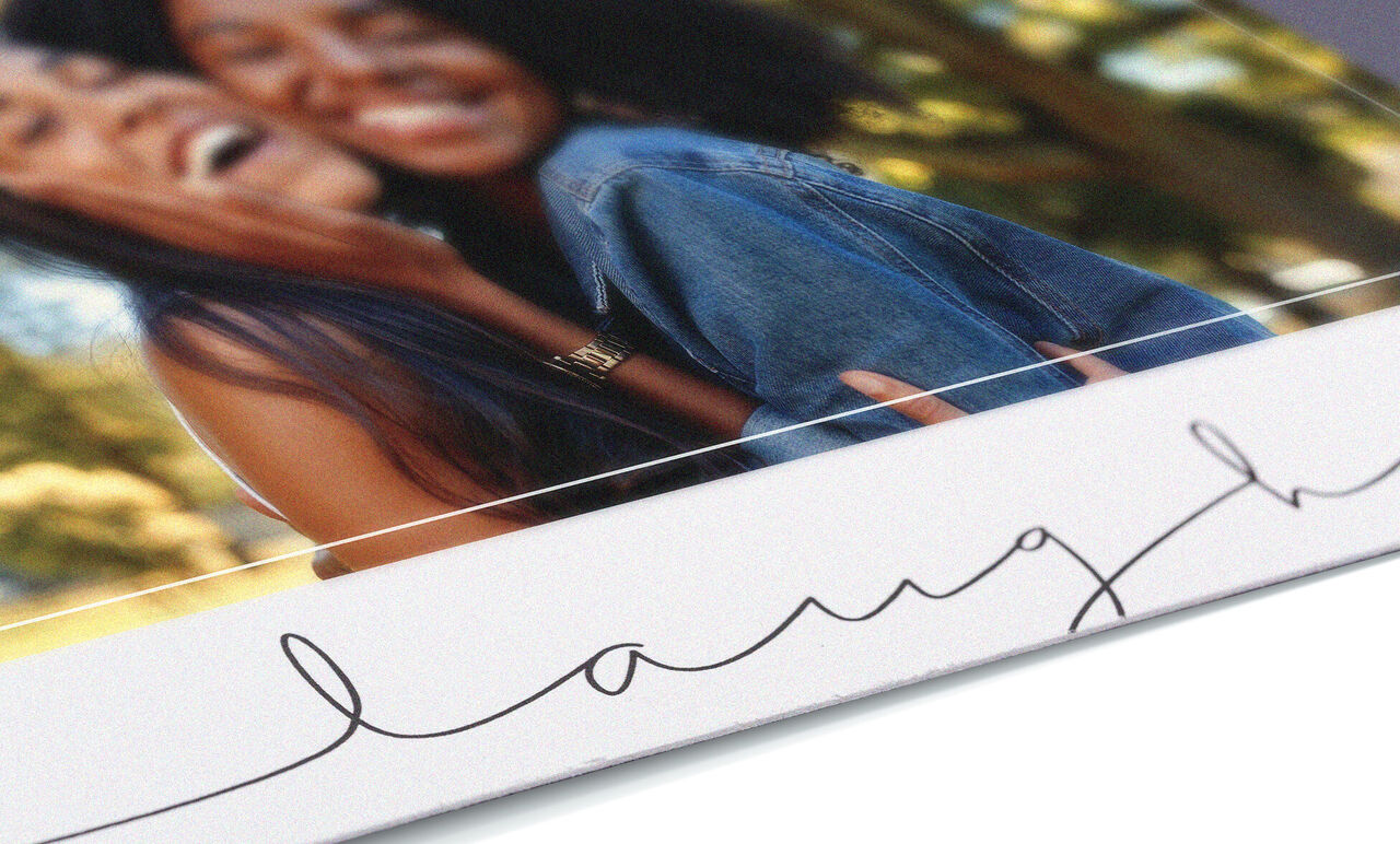 Deux femmes joyeuses rient et profitent d'un moment d'amitié à l'extérieur