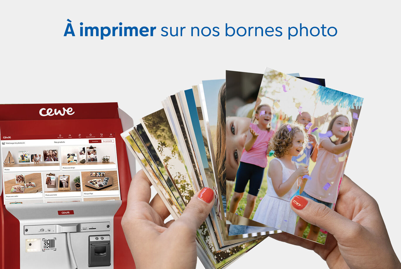 Des mains tiennent une sélection de tirages photo devant un appareil d'impression CEWE