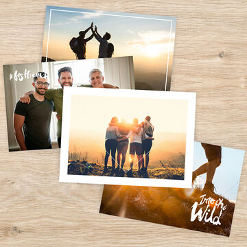 Quatre amis profitent d'un coucher de soleil dans la nature.