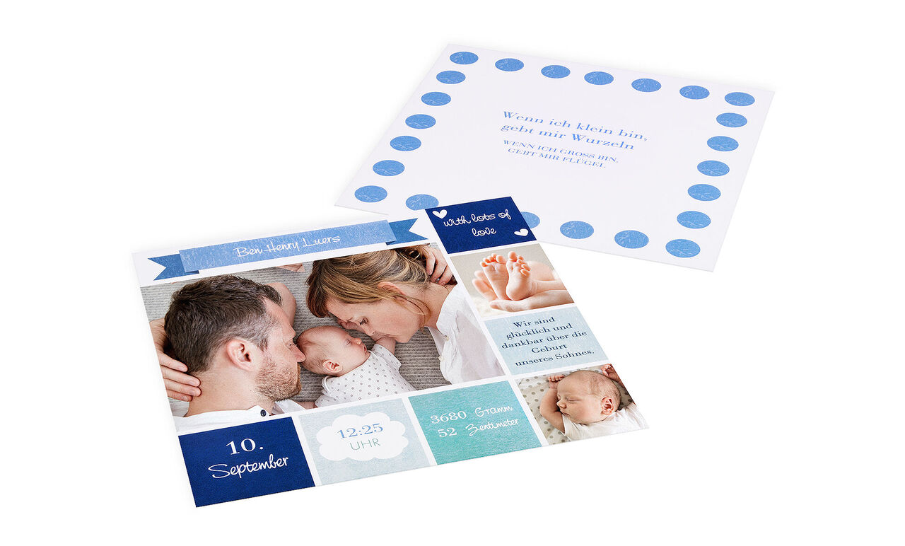 Famille posant tendrement avec leur nouveau-né sur une carte de vœux CEWE pour la naissance.