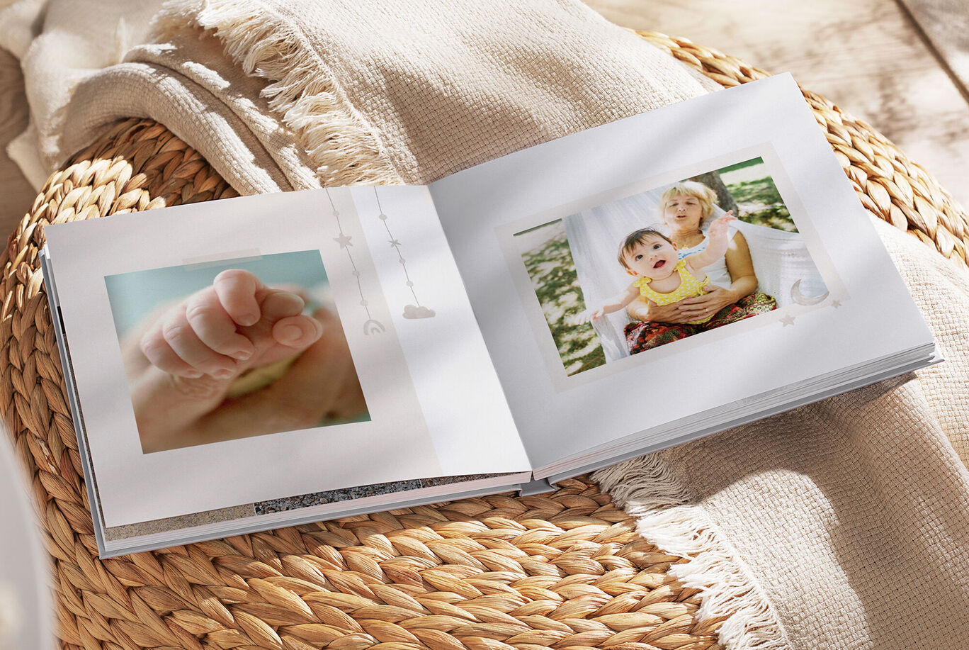 Un livre photo ouvert avec une image d'une petite main et une image d'un enfant riant sur une couverture colorée.