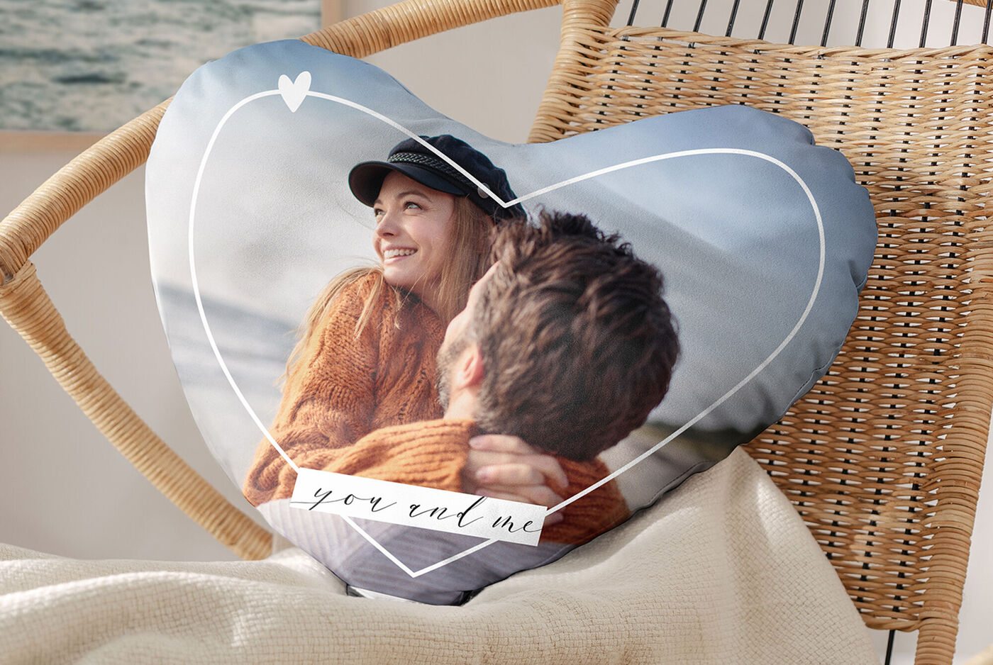 Coussin en forme de cœur avec un couple heureux à la plage.