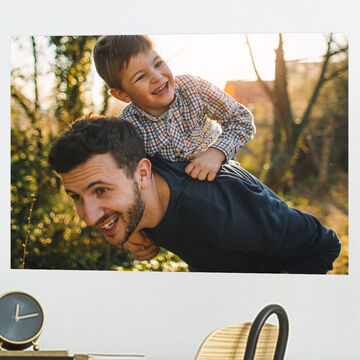 Un père heureux avec son enfant à l'extérieur, profitant de leur temps ensemble et de la nature.