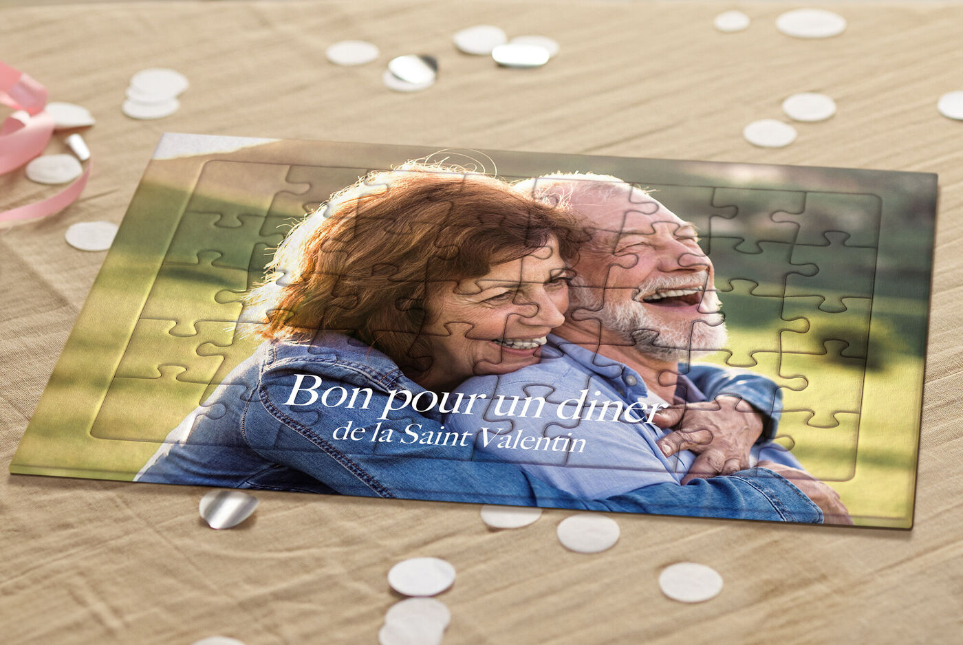 Un couple aimant s'étreint et rit ensemble, sur un puzzle personnalisé pour la fête de la Saint-Valentin.