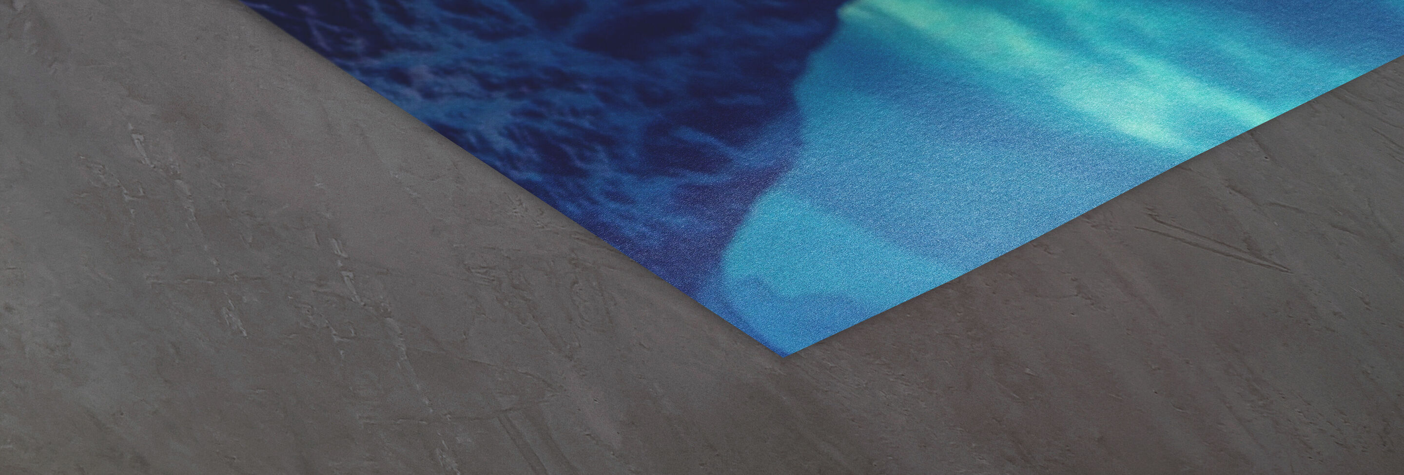 Gros plan d'une œuvre murale colorée bleue sur une surface grise.