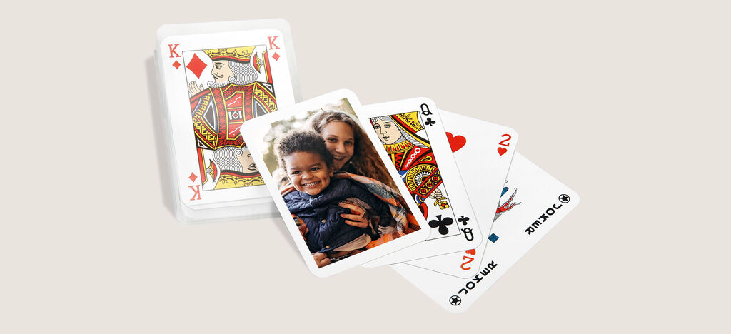 Une présentation créative de cartes de jeu, y compris une carte photo pleine d'amour.