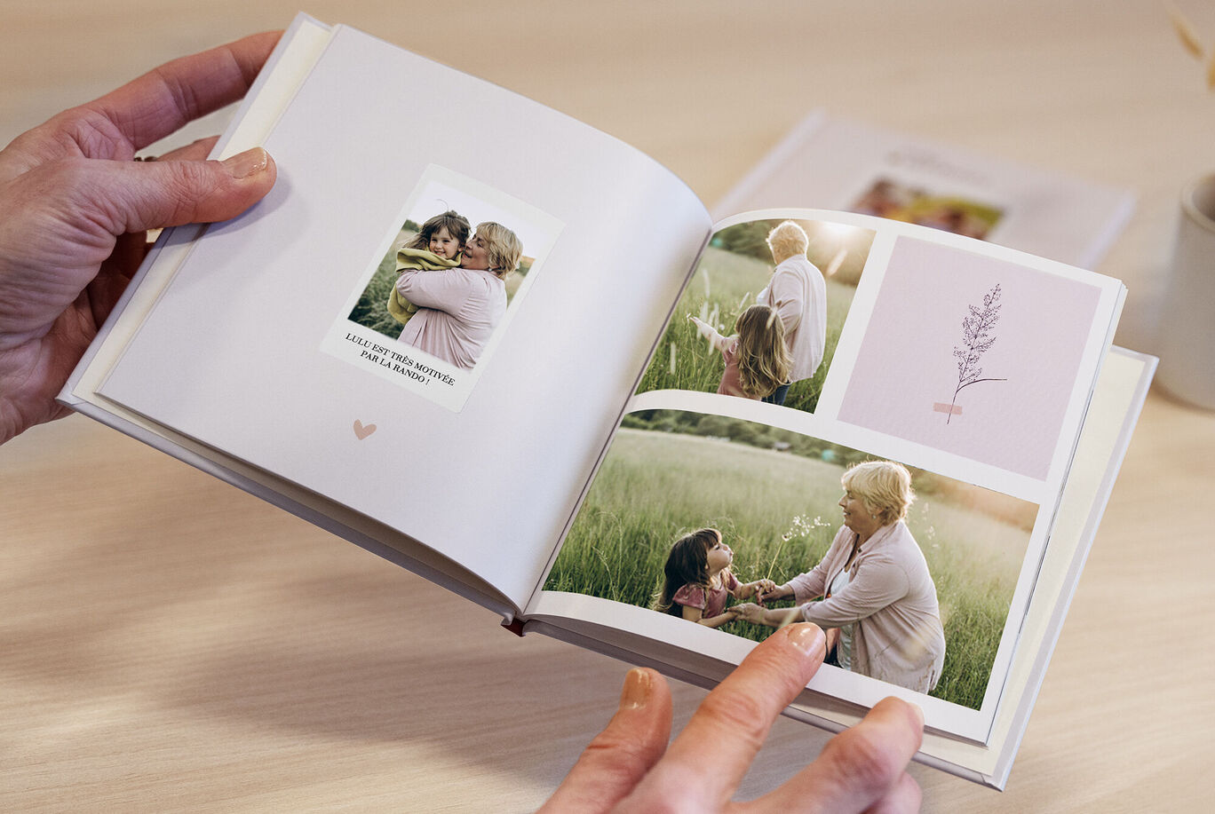 Un album photo ouvert avec des images de moments heureux entre une grand-mère et un enfant dans un champ. Des interactions affectueuses et des souvenirs spéciaux.