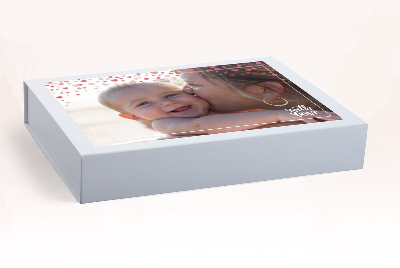 Une rencontre affectueuse entre un enfant et un adulte au visage joyeux. Fond clair. Emballage décoré de cœurs, parfait pour offrir.