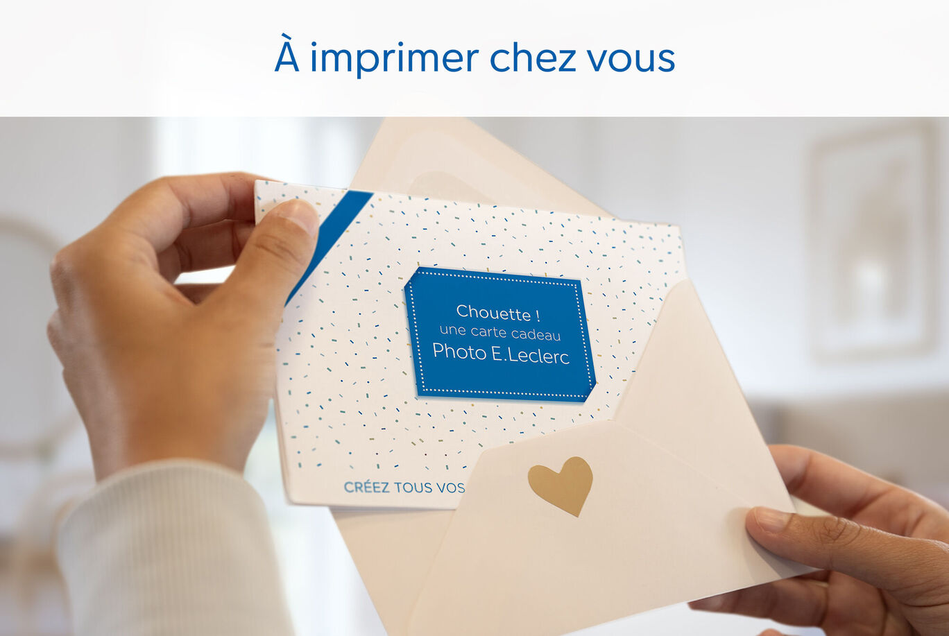 Une personne tenant une carte de vœux pour la mettre dans une enveloppe