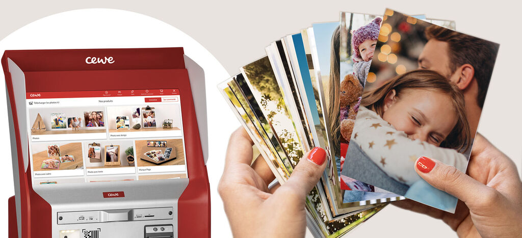 Une personne tient plusieurs photos, tandis qu'une machine CEWE se trouve en arrière-plan. Les photos montrent des souvenirs d'amour.