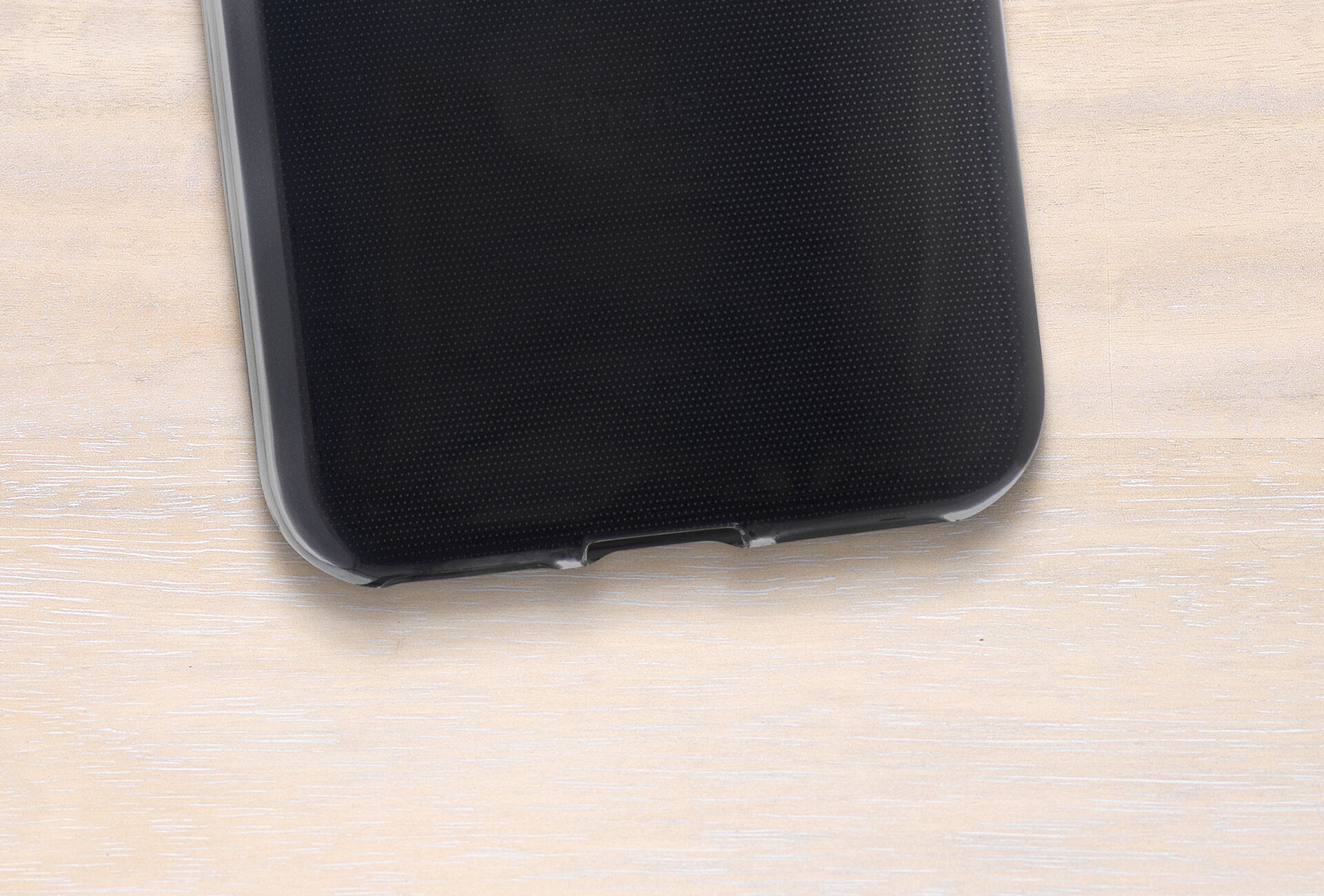 Coque de téléphone noire sur un fond en bois clair