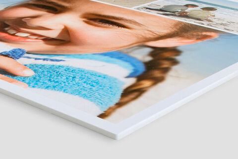 Une fille avec une tresse sourit amicalement, portant un pull bleu. En arrière-plan, une plage floue.