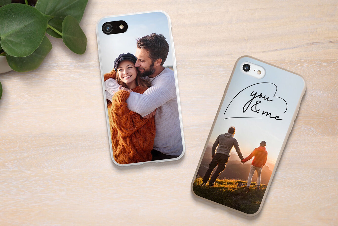 Deux coques de téléphone personnalisées avec des photos, l'une montre un couple en pull chaud et l'autre avec 'you & me'