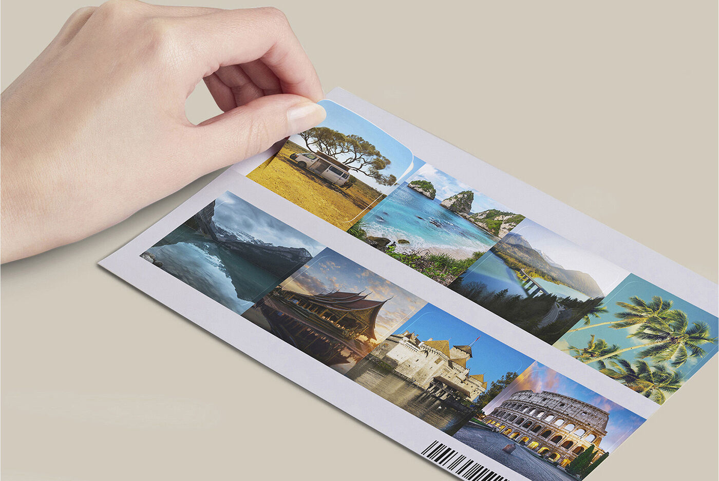 Une main tient une image avec divers clichés de voyage pour un livre photo CEWE. Les photos montrent des paysages et monuments.