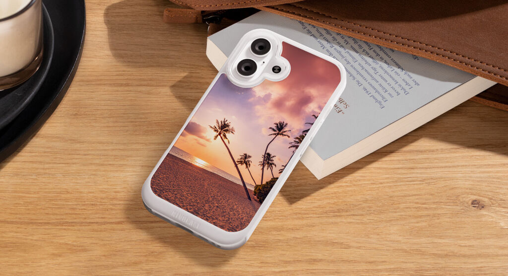 Coque blanche personnalisée avec palmiers au coucher du soleil sur une table