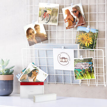 Des photos variées sur une grille blanche montrant de beaux souvenirs.