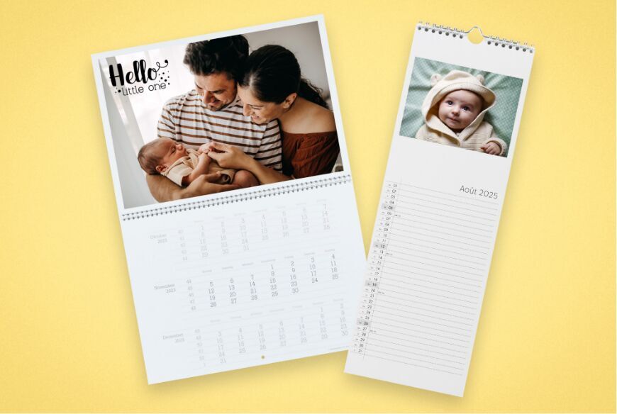 Un calendrier photo merveilleux avec une famille tenant un bébé, souriant à la caméra. Août est affiché.
