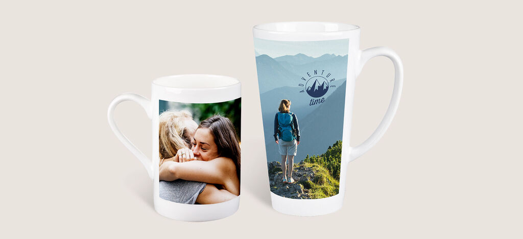 Deux tasses personnalisées avec des souvenirs montrant amour et aventure