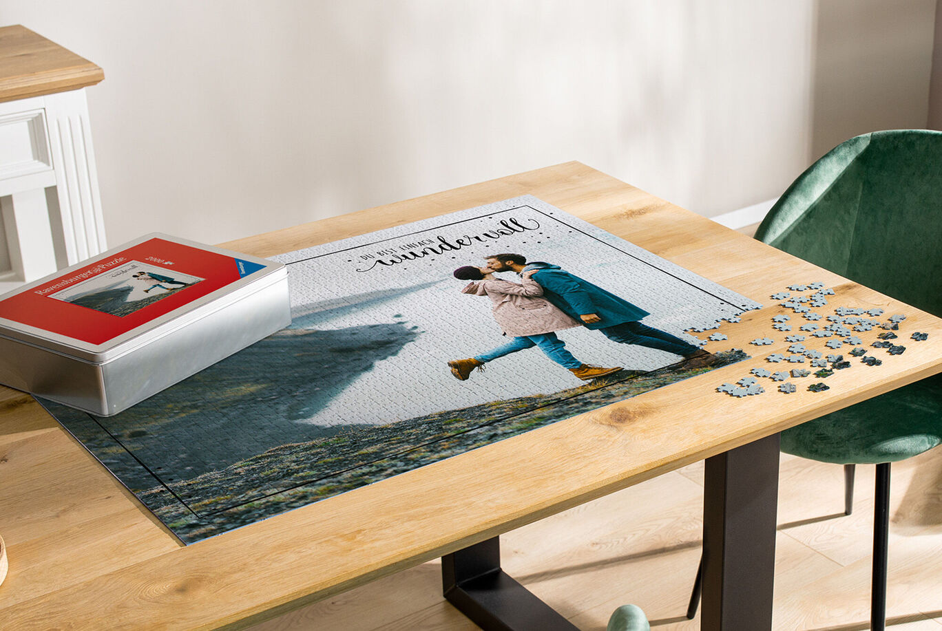 Un couple s'enlace devant un puzzle sur une table