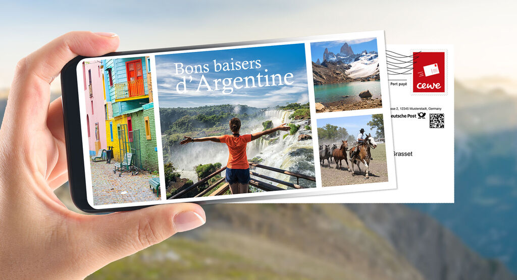Une personne tient un smartphone avec un design de carte postale CEWE, montrant différents images d'Argentine, y compris une personne devant des chutes d'eau et des maisons colorées.